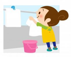 ベランダで洗濯物を干すお母さん