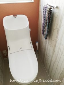 白い床のトイレ