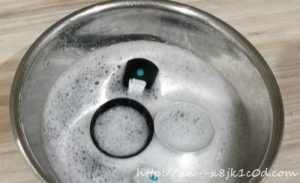 酸素系漂白剤で水筒を漂白中の写真